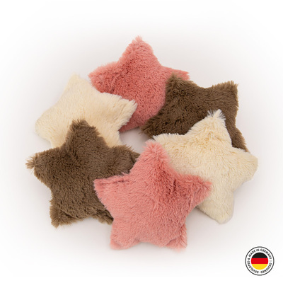 Sechs Plüschsterne als Katzenspielzeug in den Farben creme, rosa und braun, liegend, Ansicht von oben auf Vorderseite