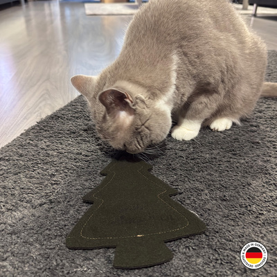 Katzenspielzeug 4cats X-Mas Kollektion Tannenbaum mit Gravur schnüffelnde Katze 02