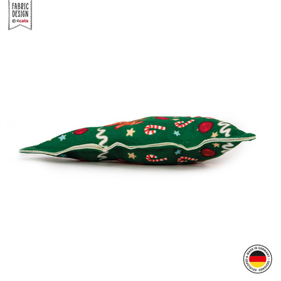 Tannenbaum als Katzenspielzeug, aus grünem Stoff mit Weihnachtsmotiven, flach liegend