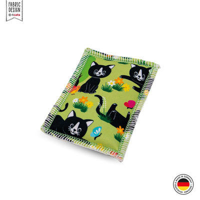 Katzenschmusekissen aus der Lucy-Kollektion, Grundfarbe hellgrün, mit schwarzer Katze und anderen Motiven, seitlich-schräg abgebildet