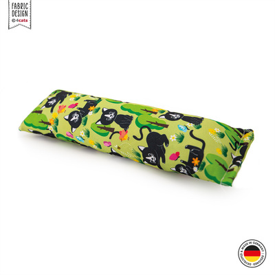 Katzen-Spielrolle aus Stoff, im Lucy-Design, Grundfarbe hellgrün mit schwarzer Katze und anderen Motiven, seitlich-schräge Ansicht linke Seite