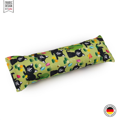 Katzen-Spielrolle aus Stoff, im Lucy-Design, Grundfarbe hellgrün mit schwarzer Katze und anderen Motiven, seitlich-schräge Ansicht rechte Seite