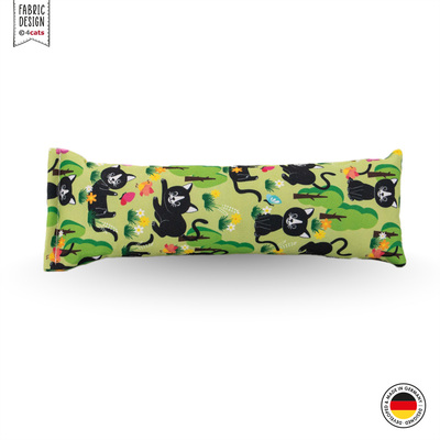 Katzen-Spielrolle aus Stoff, im Lucy-Design, Grundfarbe hellgrün mit schwarzer Katze und anderen Motiven, liegend, Ansicht von oben