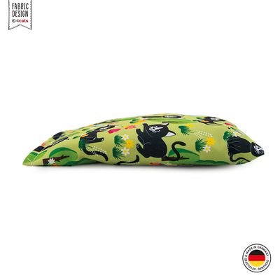 Katzen-Raschelkissen aus der Lucy-Kollektion, Grundfarbe hellgrün, mit schwarzer Katze und anderen Motiven, flach liegend