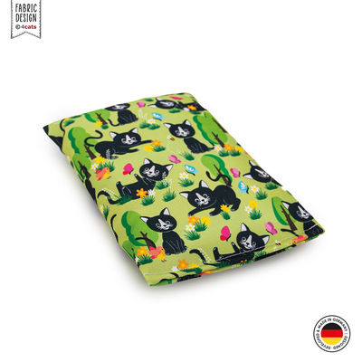 Katzen-Raschelkissen aus der Lucy-Kollektion, Grundfarbe hellgrün, mit schwarzer Katze und anderen Motiven, liegend, seitlich-schräg abgebildet