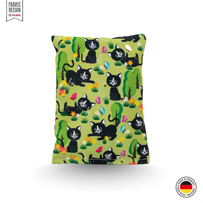 Katzen-Raschelkissen aus der Lucy-Kollektion, Grundfarbe hellgrün, mit schwarzer Katze und anderen Motiven, Vorderansicht