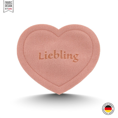 Katzenspielzeug aus rosa Stoff in Herzform mit Schriftzug "Liebling", Vorderansicht